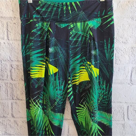 Fabletics Green Forest Floral Print Capri Workout Leggings Women's Small - Picture 7 of 12